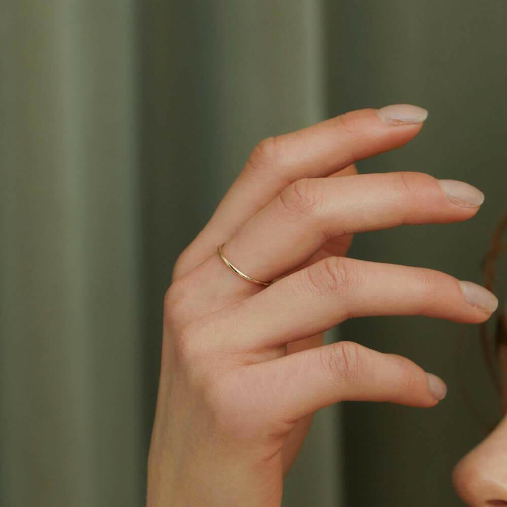 10Kゴールド イリスリング 手元 | 肌に馴染む温かみのある10金素材の魅力