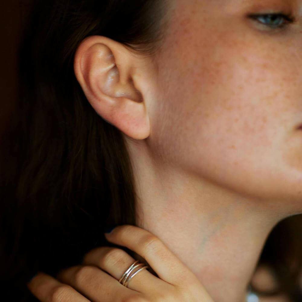 3ロウウェーブリング シルバー925 手元 | 指を長く見せる立体的なウェーブデザイン