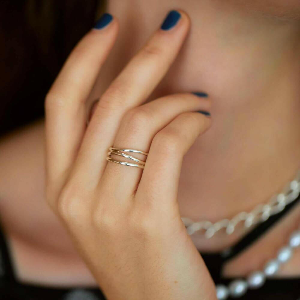 3ロウウェーブリング シルバー コーディネート | シンプルな装いを格上げする存在感のあるリング