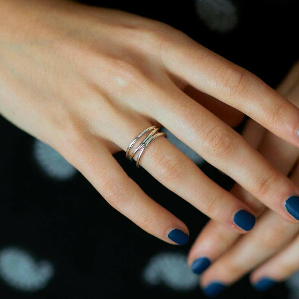 3ロウウェーブリング シルバー 着用 | 重ね付けをしているようなレイヤード風デザイン