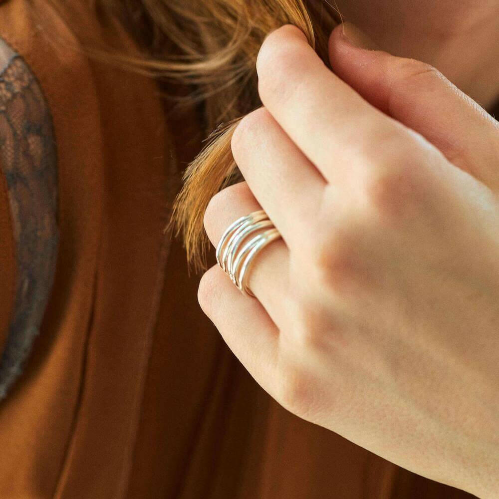 5ロウウェーブリング シルバー コーディネート | シンプルなチェーンネックレスとも相性の良い存在感