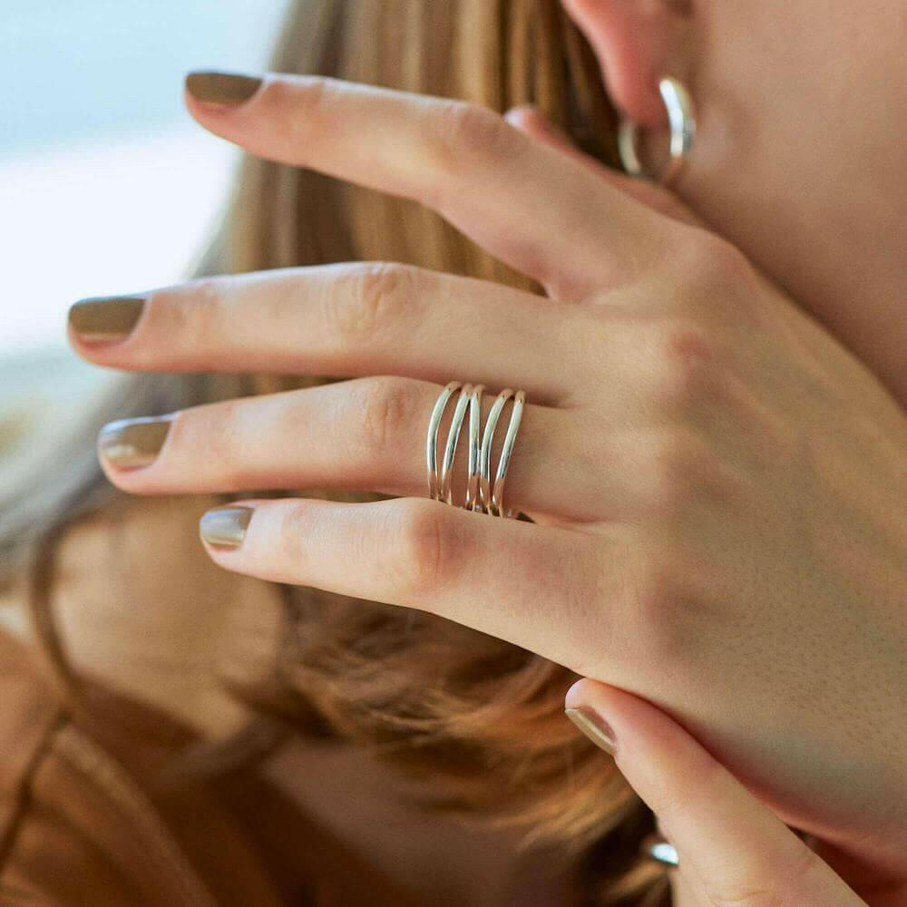 5ロウウェーブリング シルバー 着用 | 指を華奢に見せる抜け感のあるウェーブデザイン