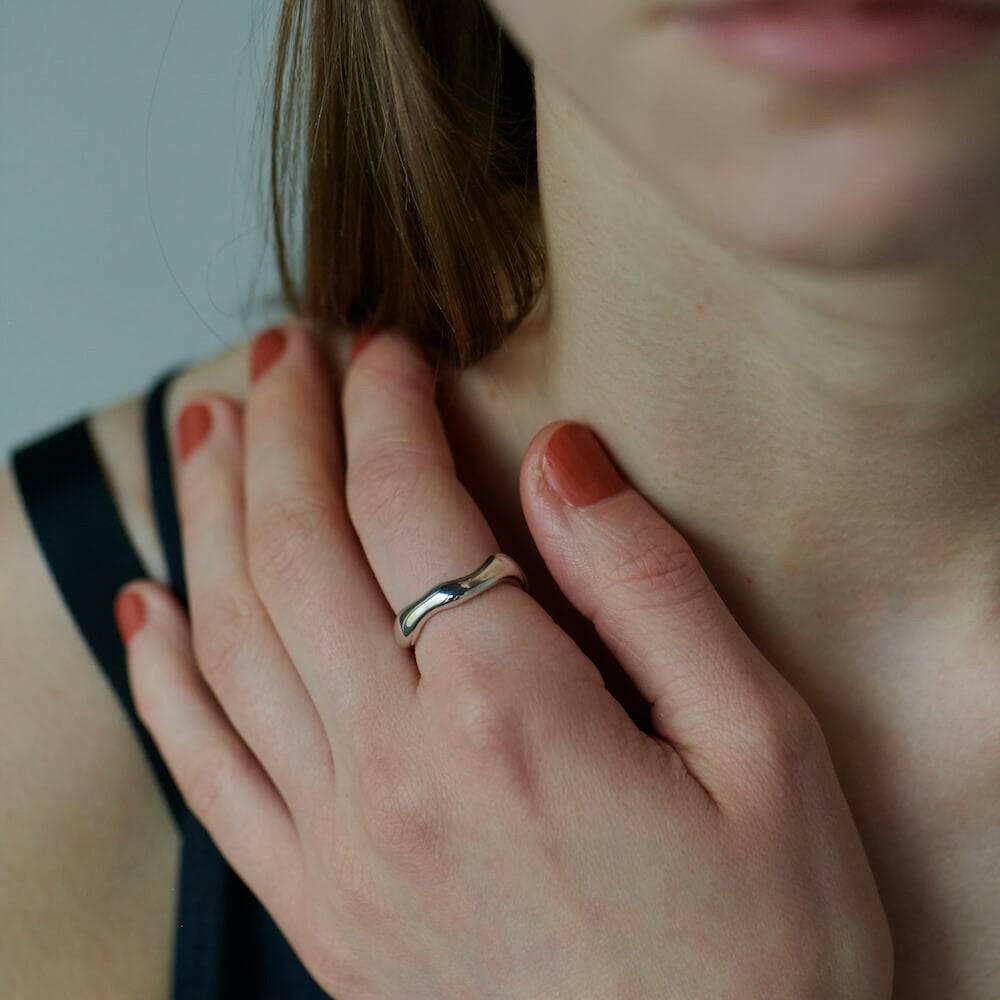 ボールドウェーブリング シルバー 着用 | 力強いフォルムが指を細く見せるアシンメトリーな輝き