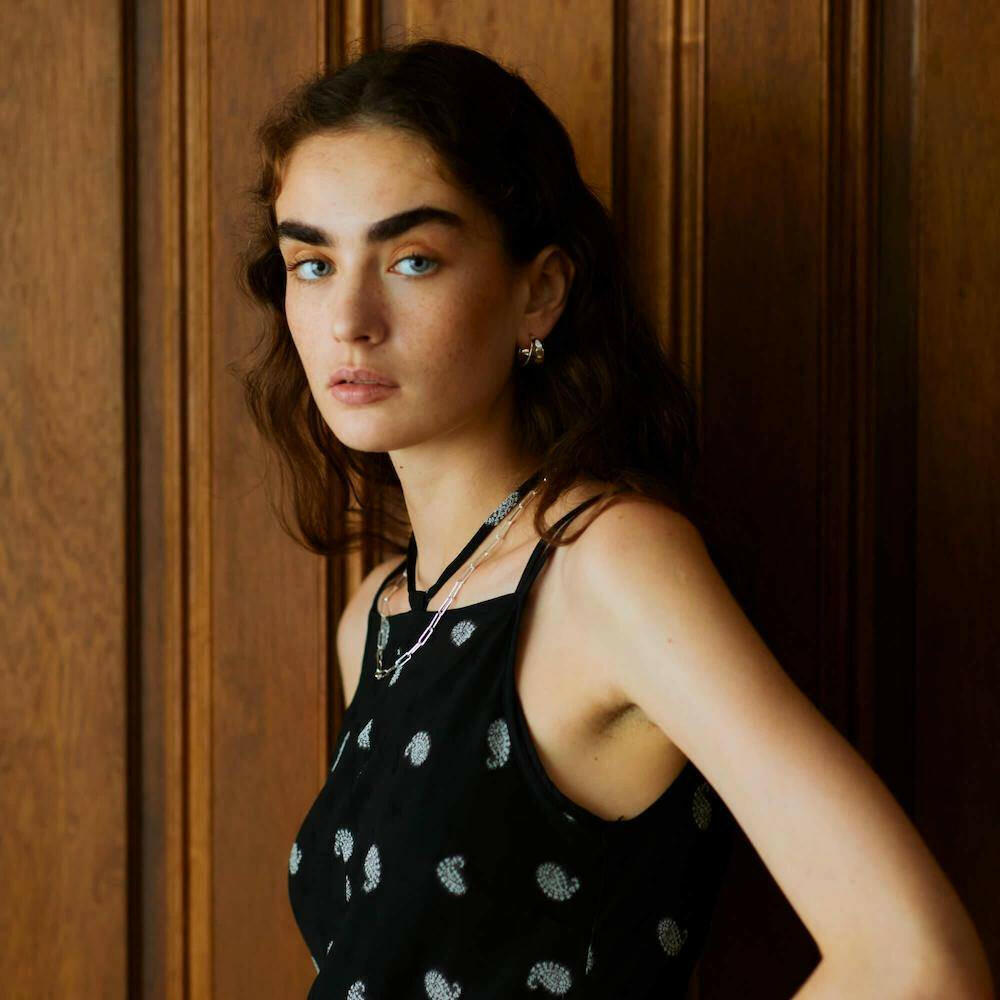 ボタニカルフープピアス M シルバー 着用画像 | モードな装いに映える大ぶりなアンティーク調ピアス