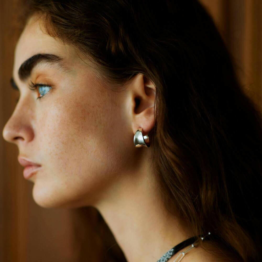 ボタニカルフープピアス M シルバー 横顔 | 印象的な横顔を作る立体的なボタニカルデザイン