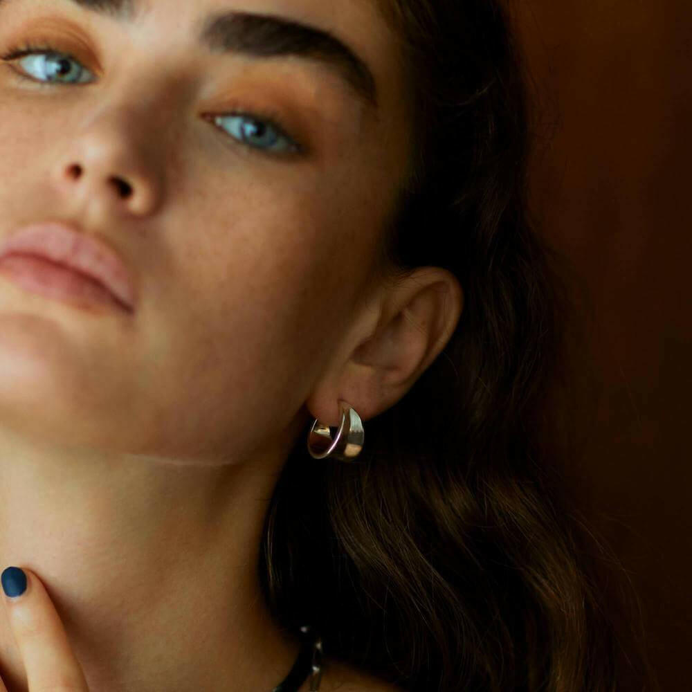 ボタニカルフープピアス M シルバー アップ | 植物の葉脈のような有機的なディテールが美しいフープ