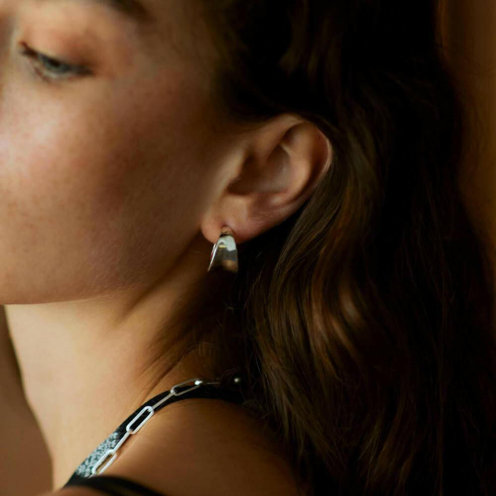 ボタニカルフープピアス M シルバー 着用 | 角度によって表情を変える奥行きのあるシルバーピアス