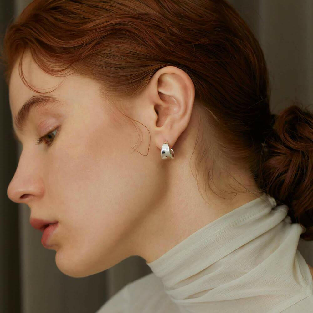 ボタニカルフープピアス S シルバー 着用画像 | 植物モチーフの有機的なラインが美しい陰影を作るピアス