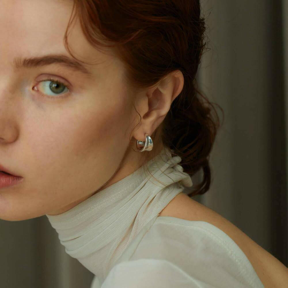 ボタニカルフープピアス S シルバー 正面 | 耳元にアンティークな雰囲気を添える小ぶりなフープ