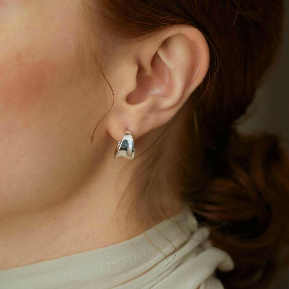 ボタニカルフープピアス S シルバー 横顔 | 表面の凹凸加工が光を反射するニュアンスデザイン