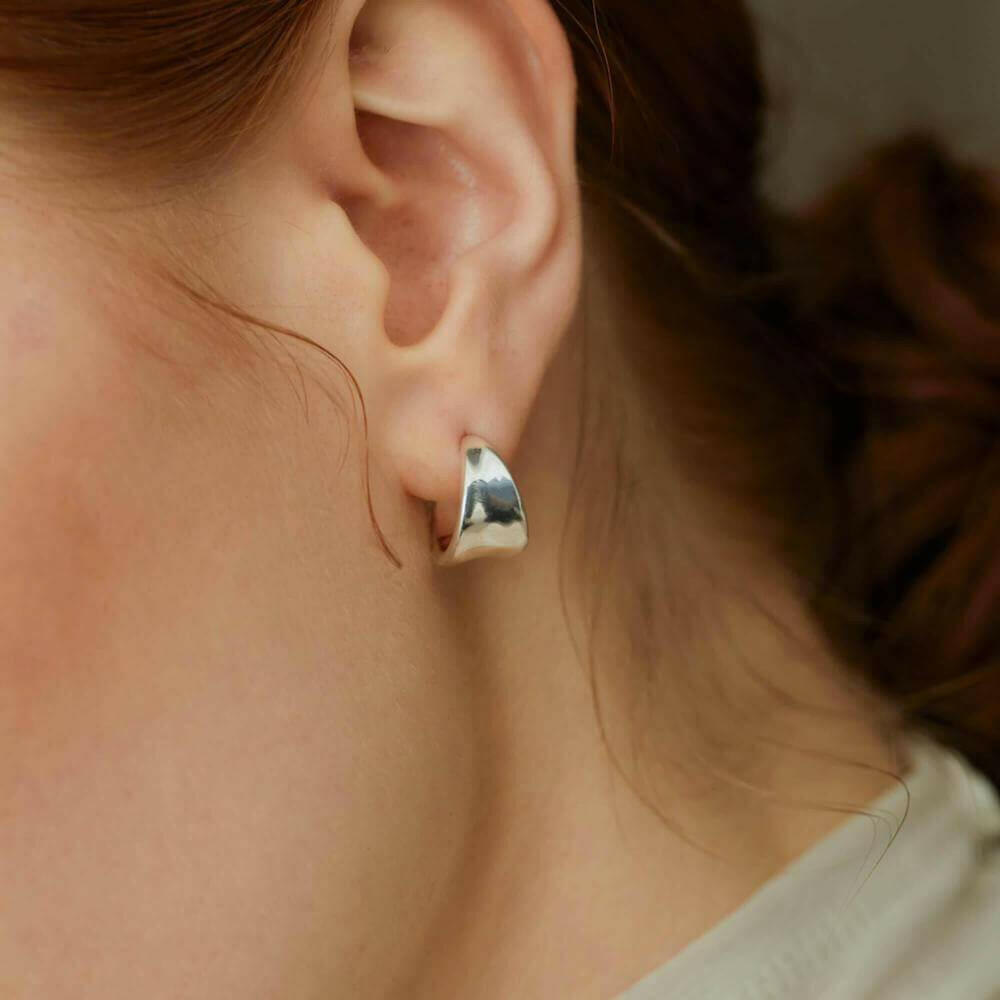 ボタニカルフープピアス S シルバー 着用 | シンプルコーデのアクセントになるクラフト感のあるピアス