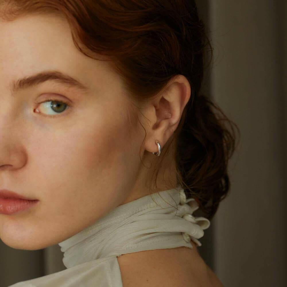 クラシックフープイヤリング シルバー 着用画像 | ピアス穴がなくても楽しめる上品なフープデザイン