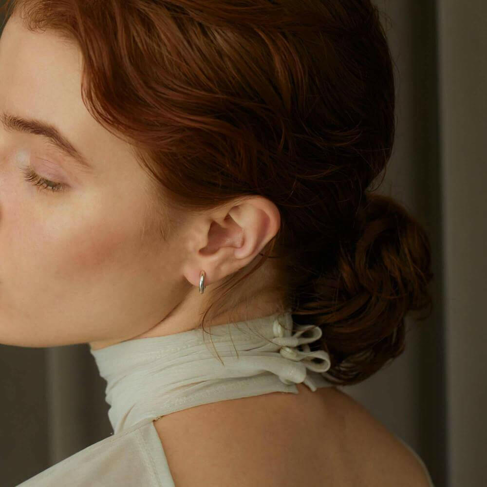 クラシックフープイヤリング シルバー 着用 | 金具が見えないヒンジ式ですっきりとした後ろ姿