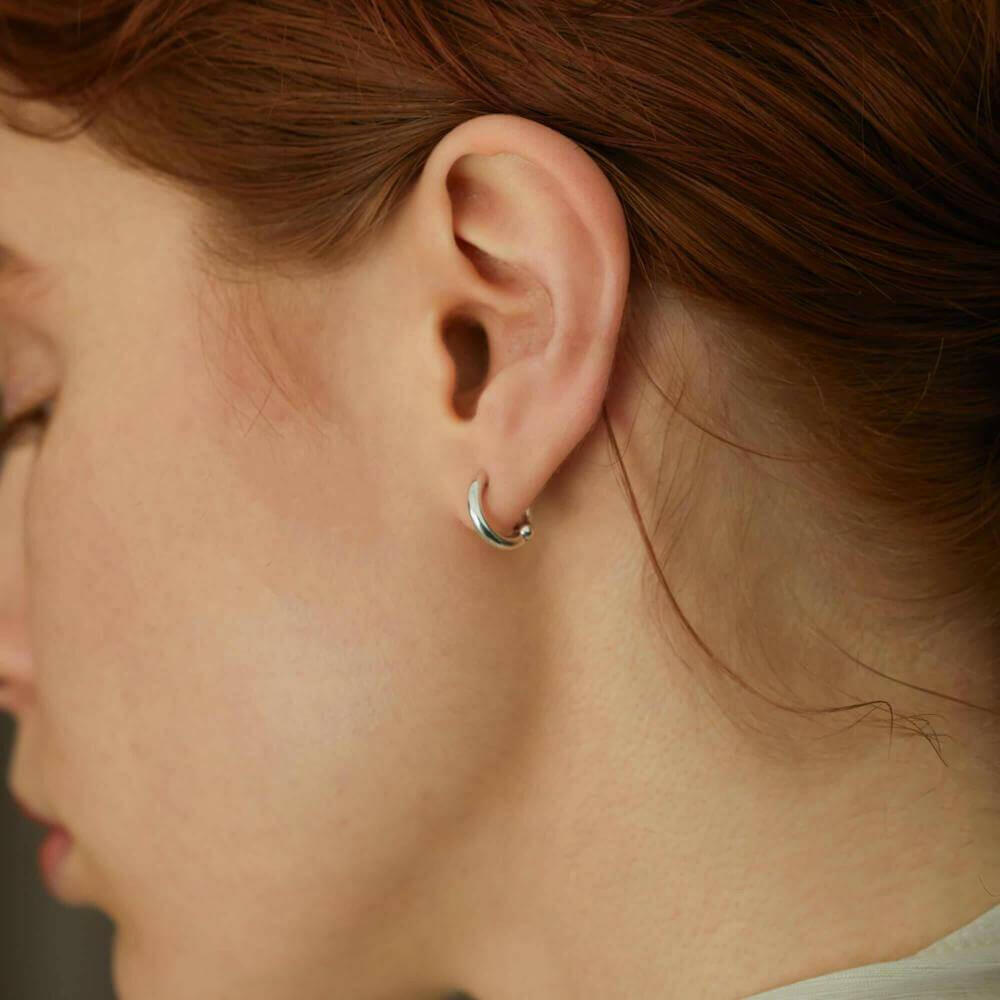 クラシックフープイヤリング シルバー 横顔 | 耳たぶを優しく挟む痛くなりにくいバネ式構造