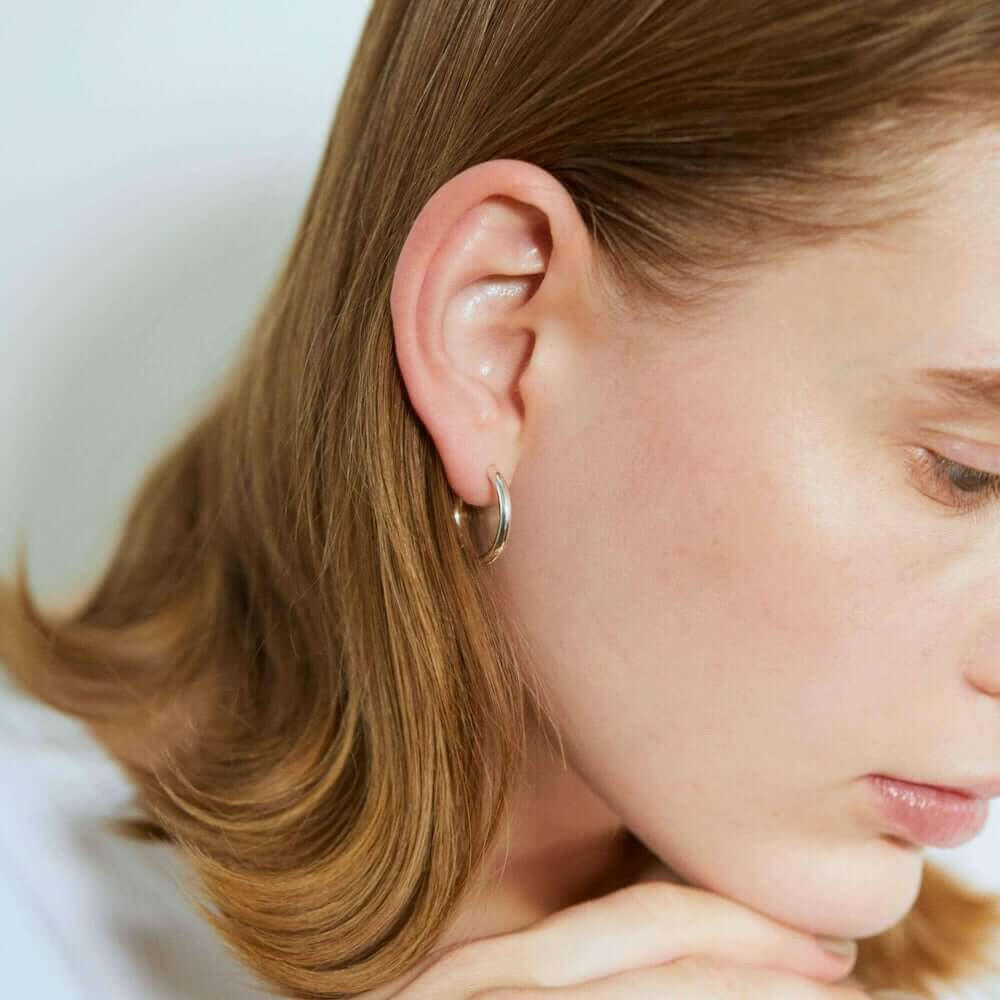 クラシックフープピアス M シルバー 着用画像 | 小顔効果も期待できる存在感のある大ぶりフープピアス