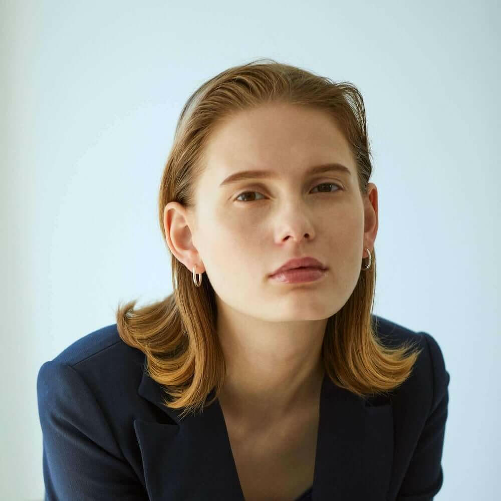 クラシックフープピアス M シルバー 着用画像 | ジャケットにも合う洗練された大人のフープピアス