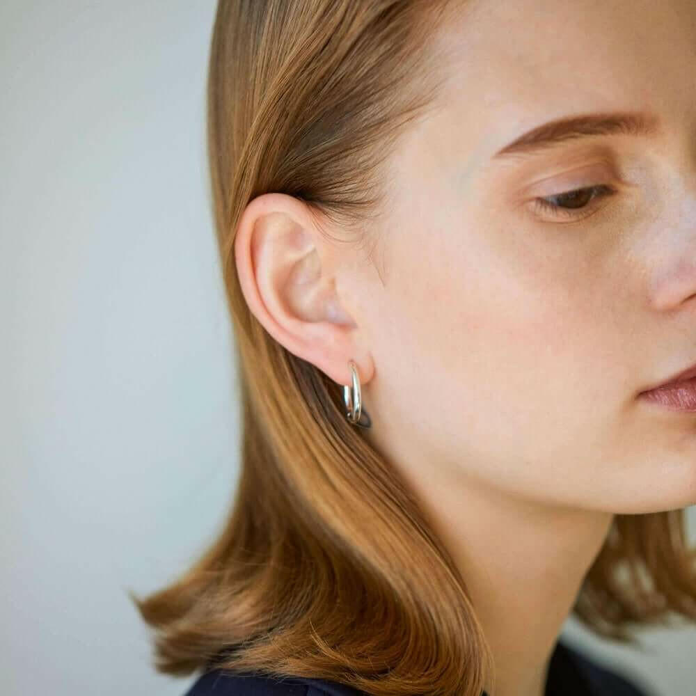 クラシックフープピアス M シルバー 着用画像 | 横顔を美しく魅せるボリューム感のあるシルバーピアス