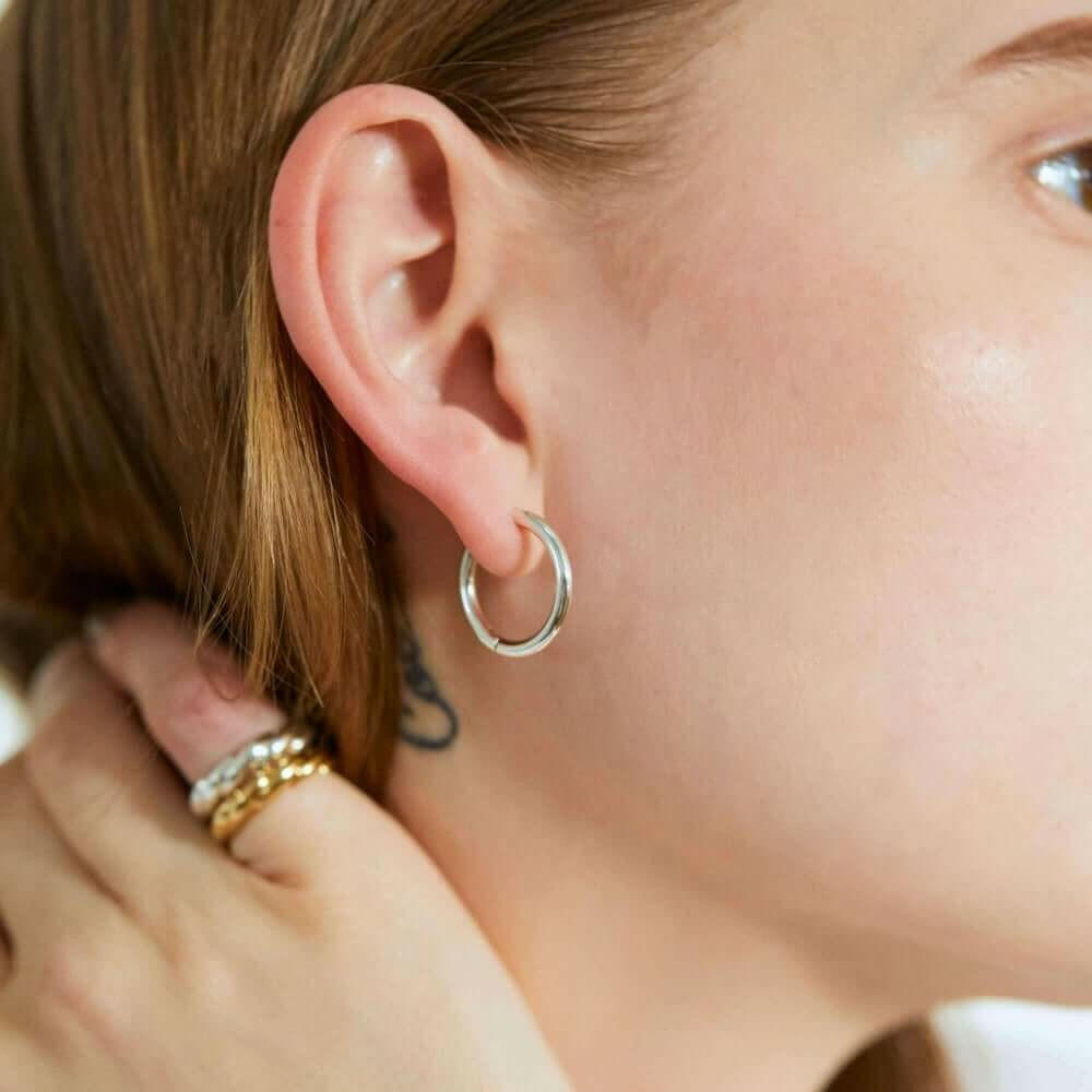 クラシックフープピアス M シルバー 着用画像 | リングと合わせる大ぶりシルバーアクセコーデ