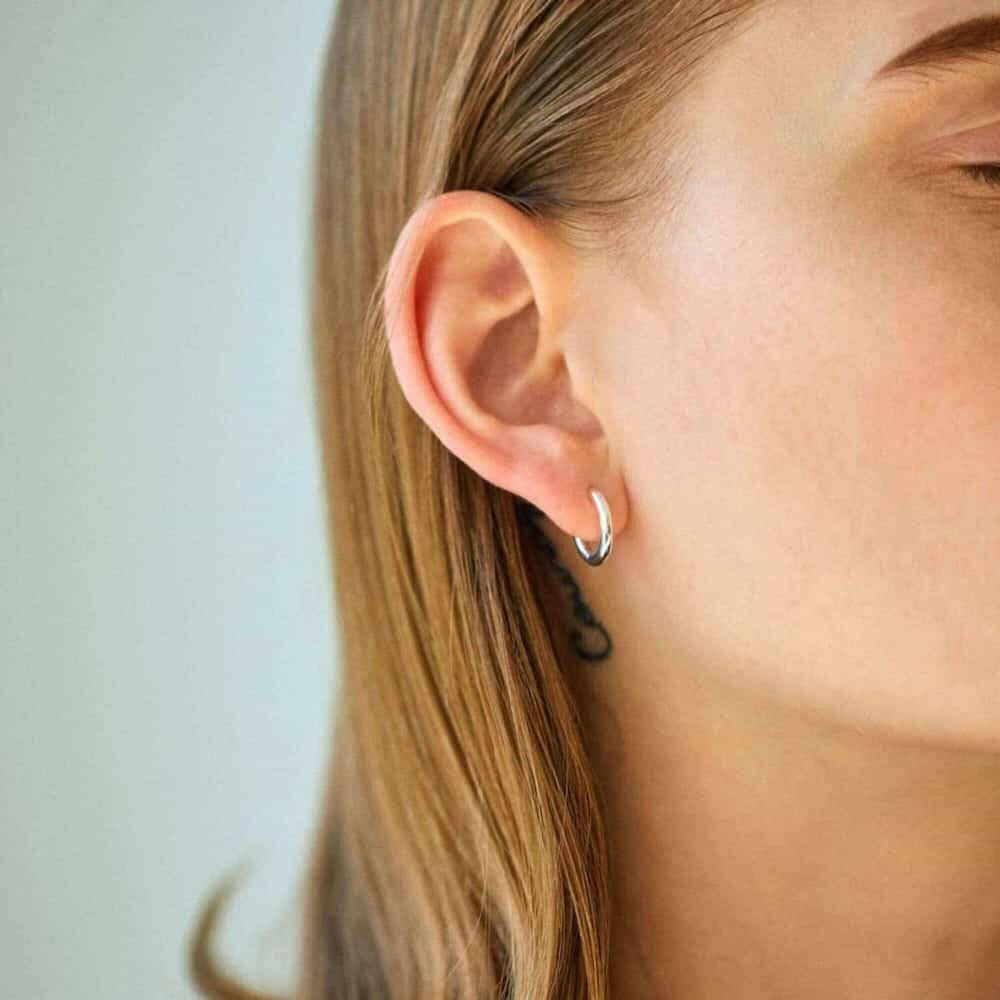 クラシックフープピアス S シルバー 着用画像 | オフィスや仕事でも使えるシンプルで上品なデザイン