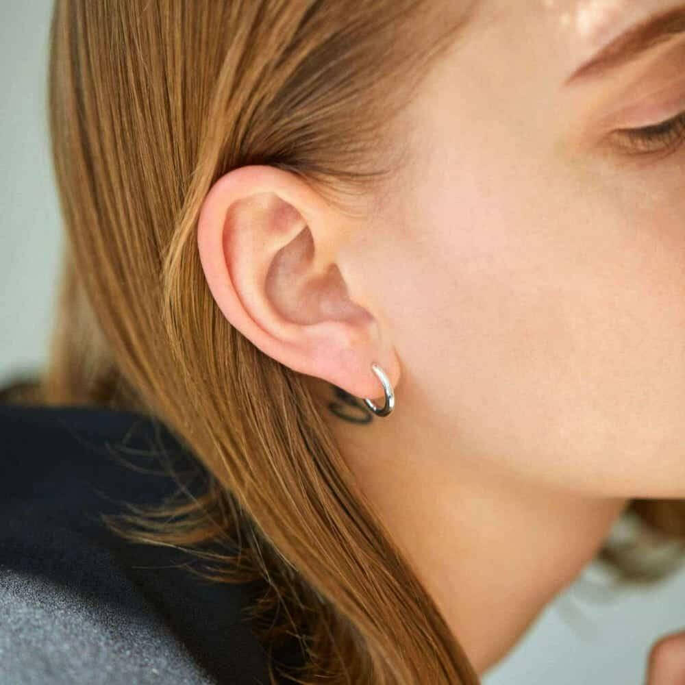 クラシックフープピアス S シルバー 着用画像 | メンズ・レディース問わず人気のユニセックスなシンプルピアス