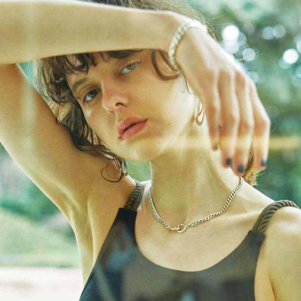 ダブルリングチェーンネックレス コーディネート | モードな装いにもフィットするジェンダーレスなデザイン