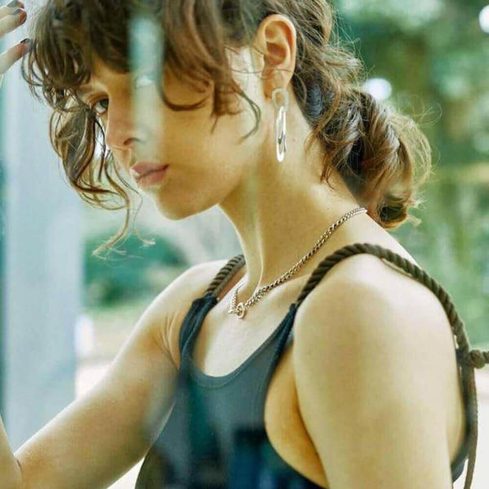 ダブルリングチェーンネックレス 着用 | 鎖骨ラインを美しく見せる喜平チェーンのシルバーネックレス