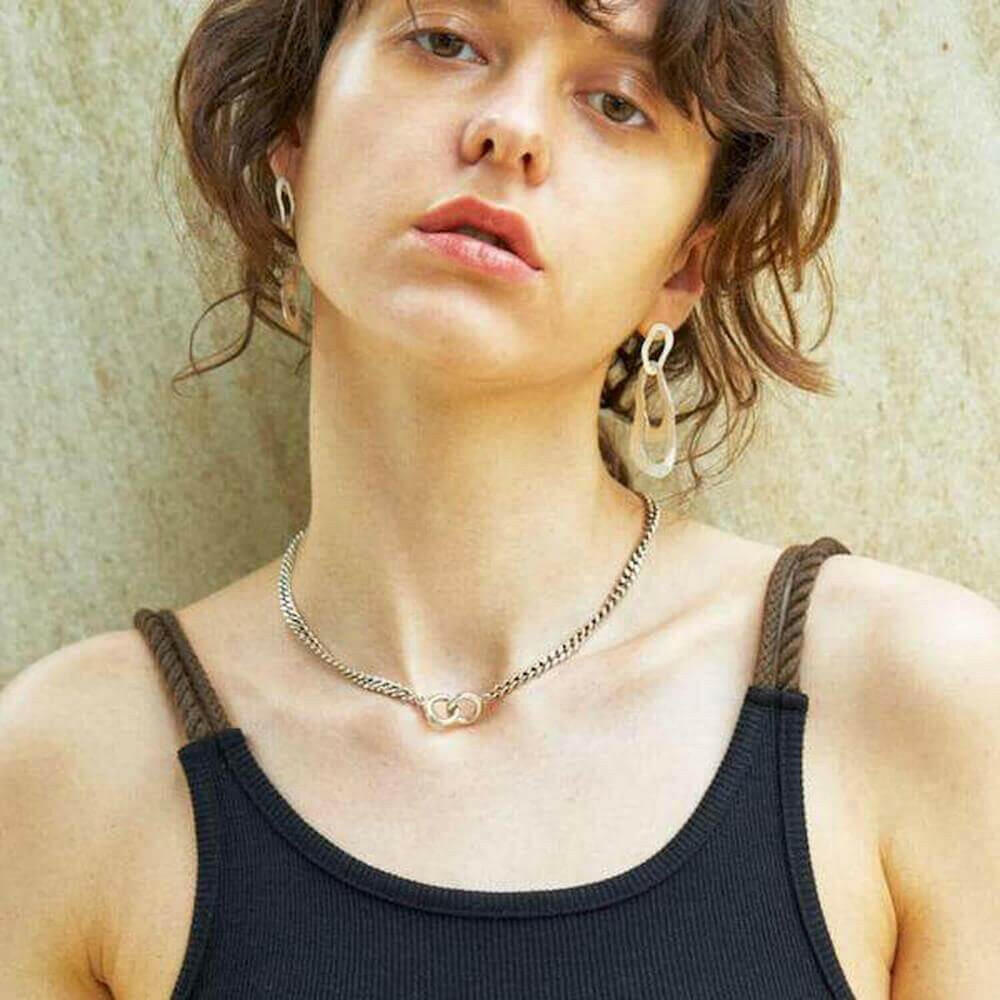 ダブルリングチェーンネックレス アップ | 艶やかなシルバー925のダブルリングと喜平チェーンの質感