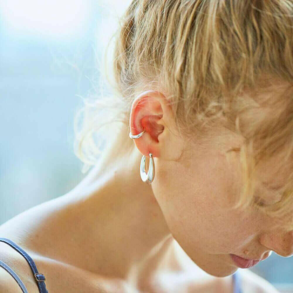 ドロップフープピアス M シルバー 着用画像 | 後ろ姿も美しく見せる立体的なドロップフォルム
