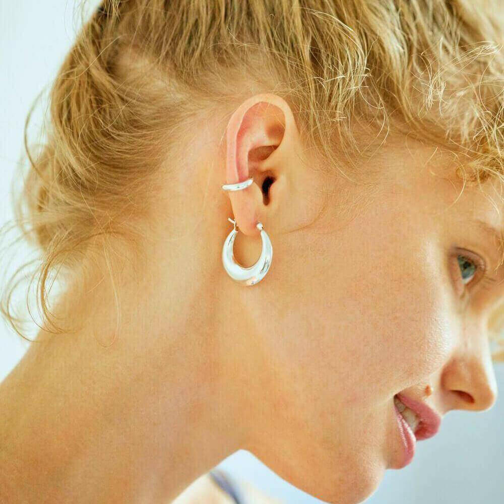ドロップフープピアス M シルバー 横顔 | 耳たぶの下で揺れるような視覚効果のある縦長フープ