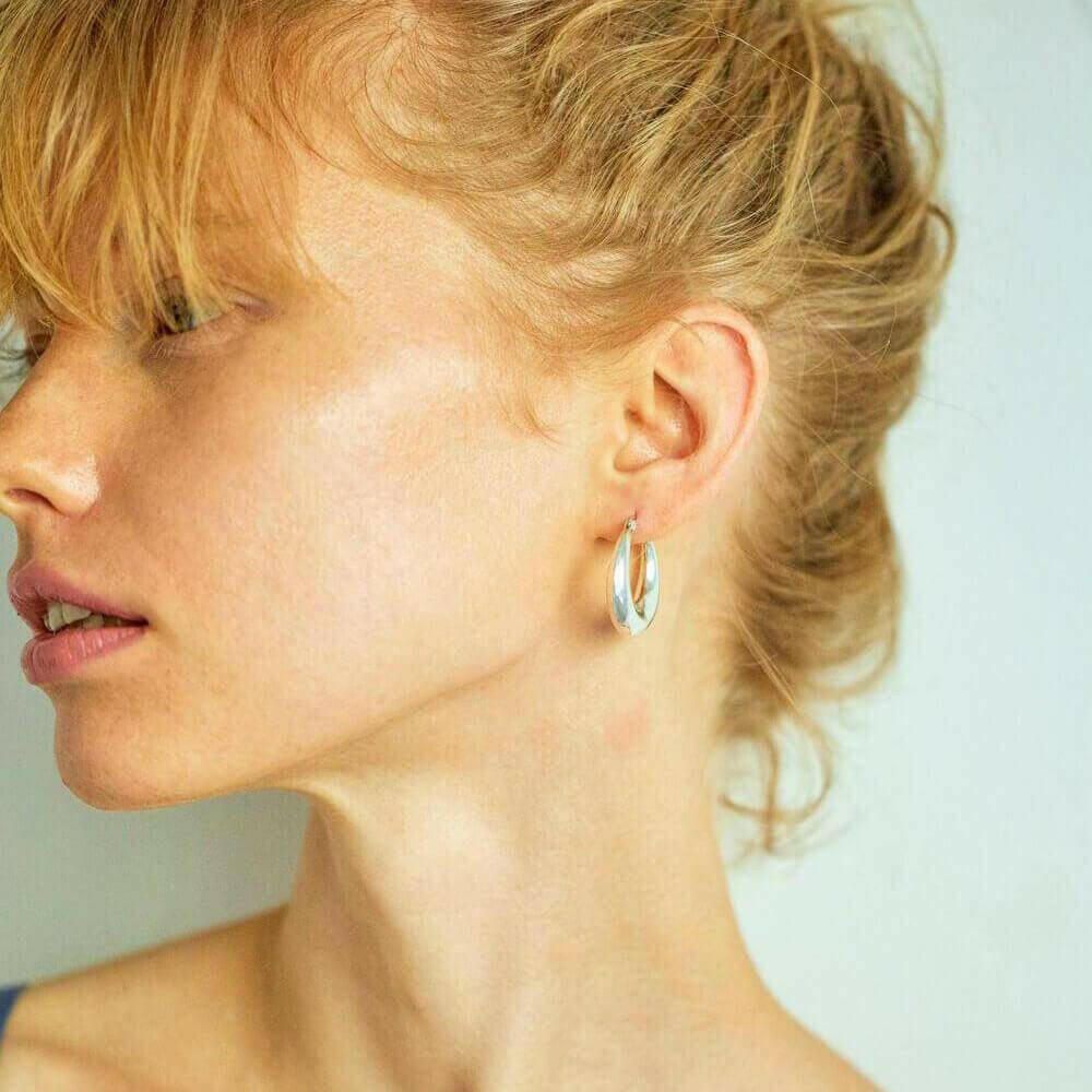 ドロップフープピアス M シルバー 着用 | 大ぶりながら抜け感のあるデザインで顔周りをスッキリと