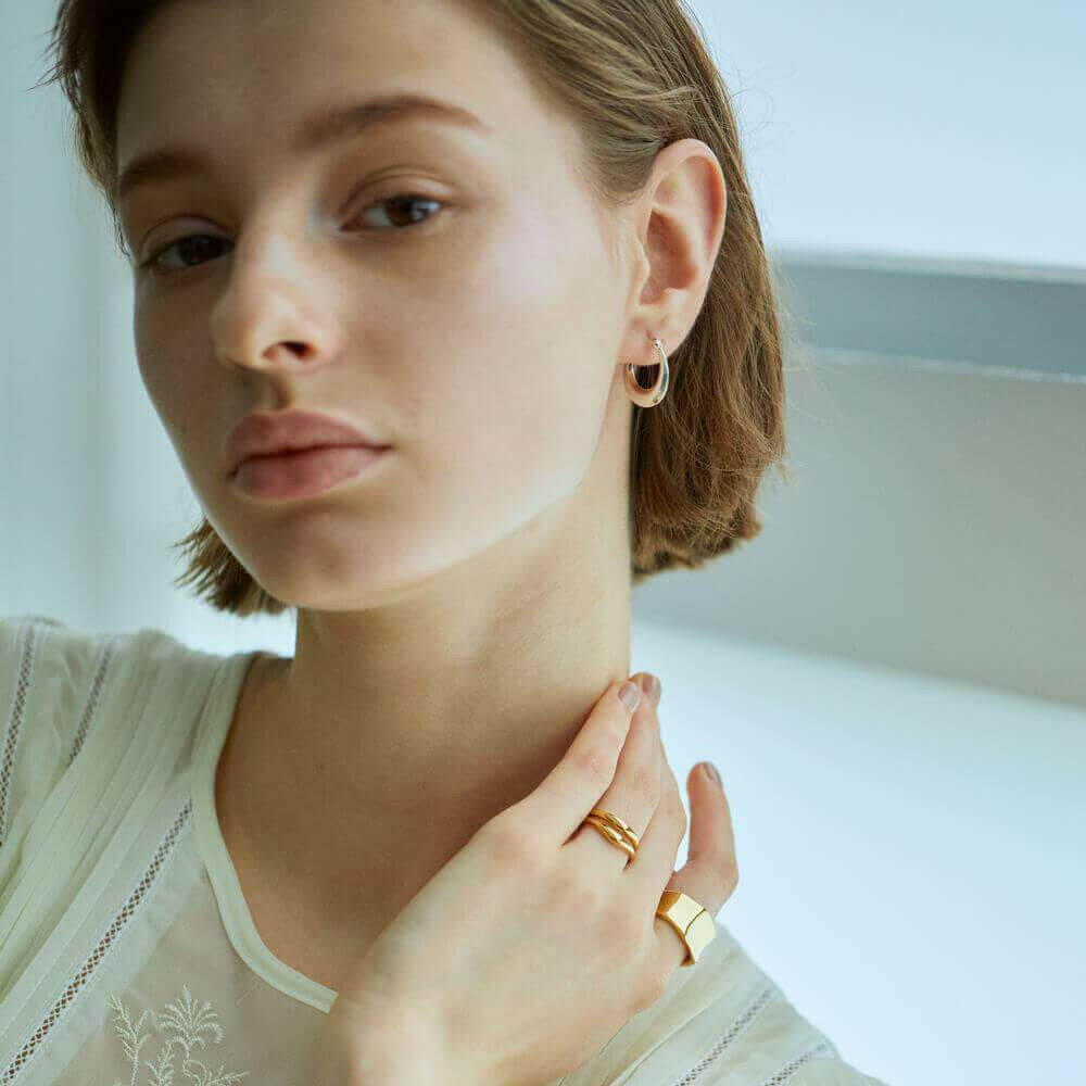 ドロップフープピアス S シルバー 着用画像 | 顔周りをすっきり見せる縦長ドロップ型のシルバーピアス