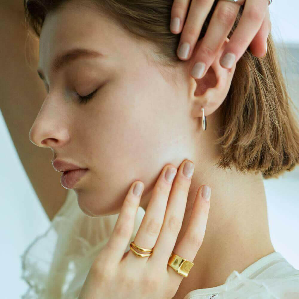 ドロップフープピアス S シルバー 横顔 | 耳たぶの下で膨らむ上品なボリューム感の18Kコーティング