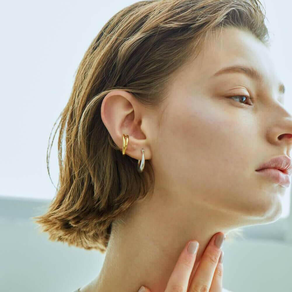 ドロップフープピアス S シルバー 着用 | イヤーカフとも相性の良いシンプルで万能なデザイン