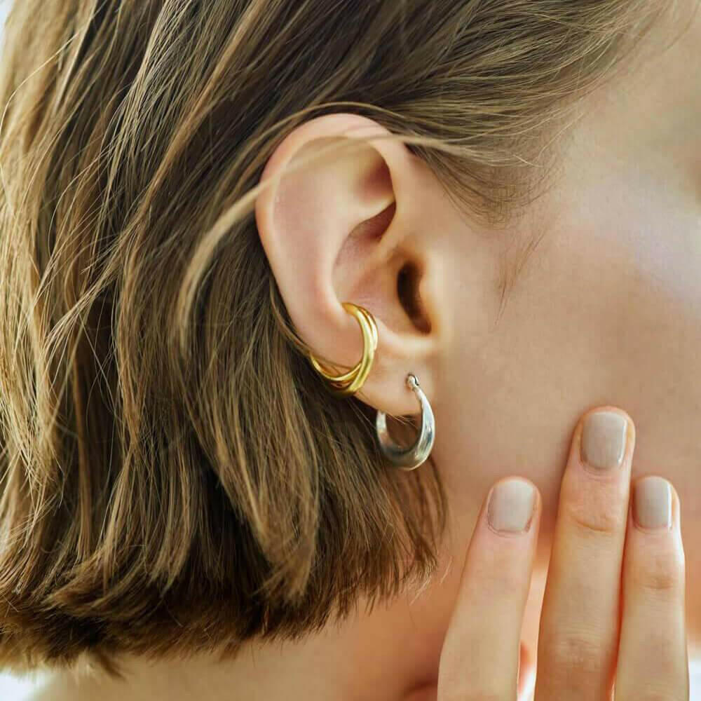 ドロップフープピアス S シルバー 着用画像 | 洗練された大人の横顔を作るスターリングシルバーの艶めき