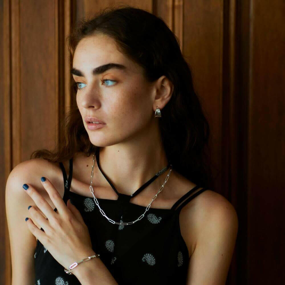 フラットチェーンネックレス シルバー 着用 | 他のネックレスとのレイヤードにも最適なスクエアチェーン