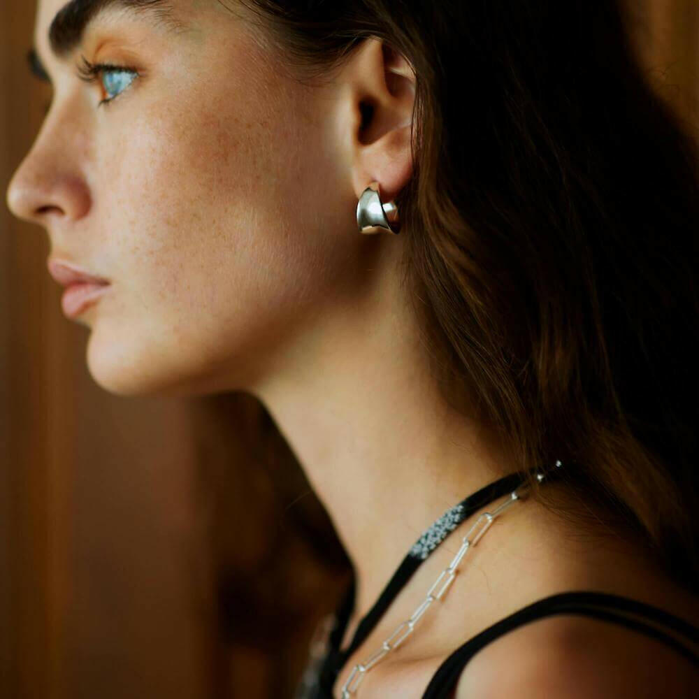 フラットチェーンネックレス シルバー 横顔 | 首元に沿うフラットな形状がスタイリッシュな印象