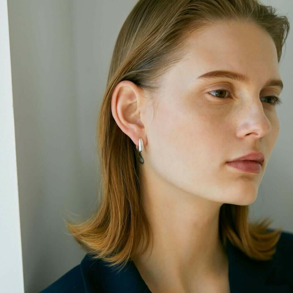 ヒンジドフープピアス シルバー 着用画像 | 暗がりでも艶めくシルバー925のモードな存在感