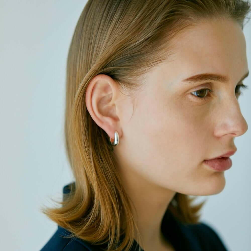ヒンジドフープピアス シルバー 横顔 | 耳元にボリュームを与えるキャッチレスの太めフープ