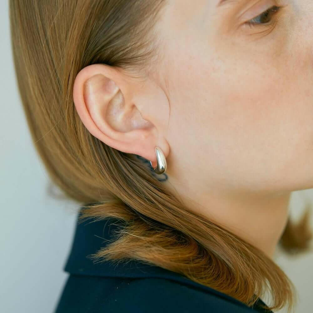 ヒンジドフープピアス シルバー アップ | 曲線美が際立つ立体的なフォルムのシルバーピアス