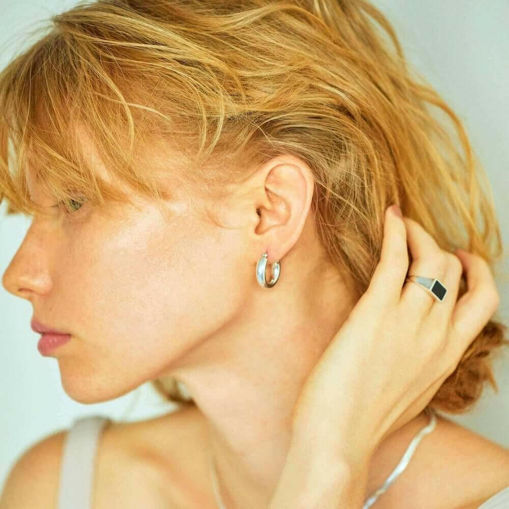 シルバー925製オニキスシグネットリング(印台)。レディース・メンズどちらにも映える、おしゃれでミニマルなデザイン。