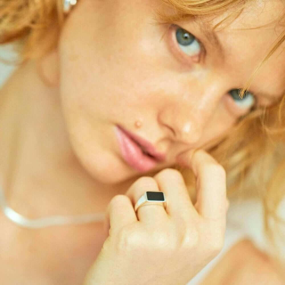 オニキスリング シルバー925 手元 | シャープなエッジとミニマルな面構成が際立つデザイン