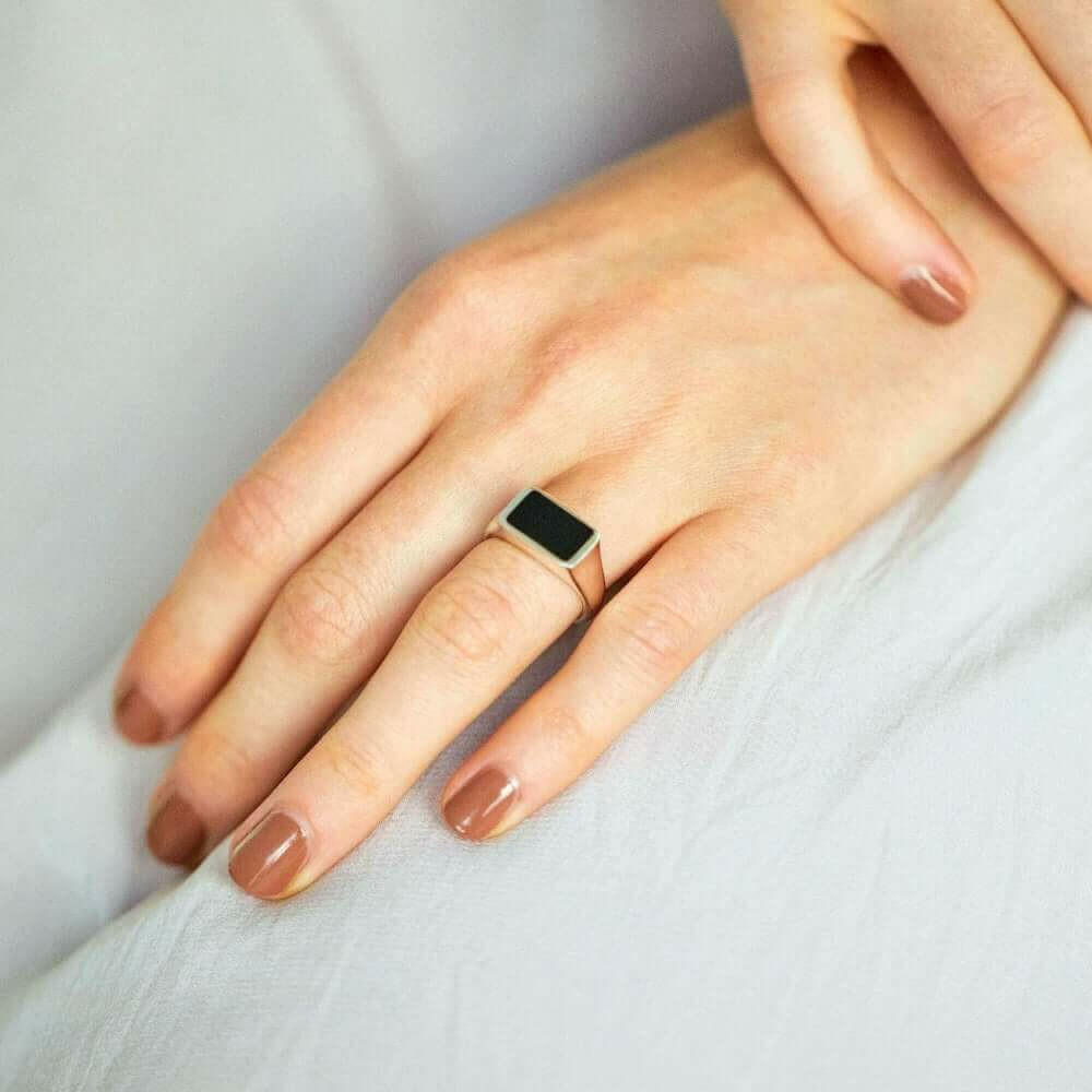 オニキスリング コーディネート | つけっぱなしにも最適なジェンダーレスなシグネットリング