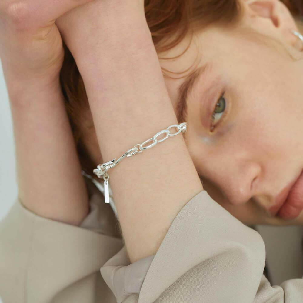 オーバルチェーンブレスレット シルバー 着用画像 | 手元に重厚な輝きを与える大ぶりな楕円チェーン