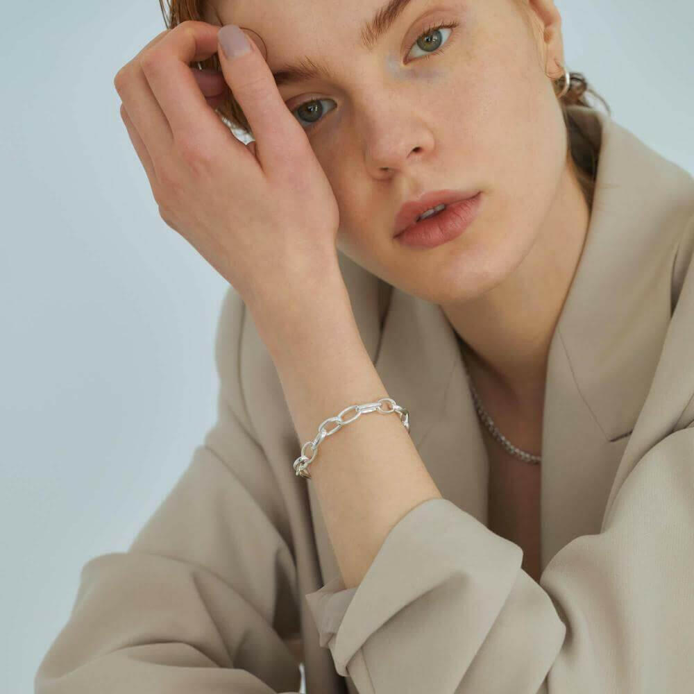 オーバルチェーンブレスレット シルバー コーディネート | ジャケットスタイルにも負けない存在感のあるシルバー925