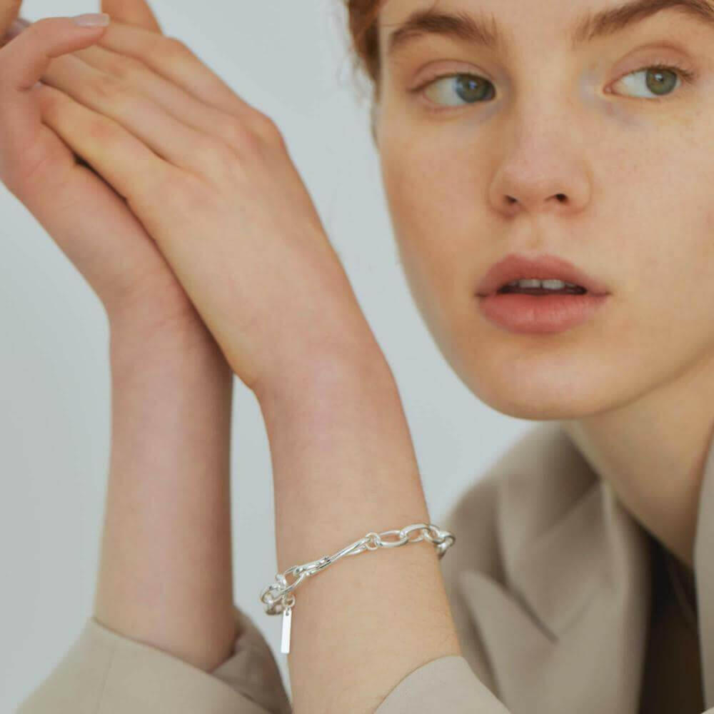 オーバルチェーンブレスレット シルバー アップ | クラシカルなオーバルパーツが連なる洗練されたデザイン