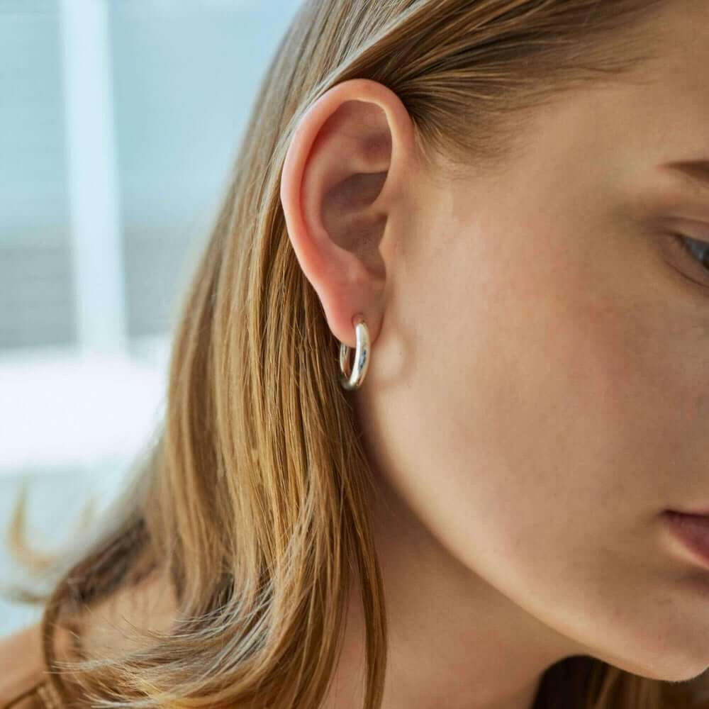 オーバルフープピアス M シルバー 着用画像 | 横顔をシャープに見せる大ぶりな縦長フープピアス