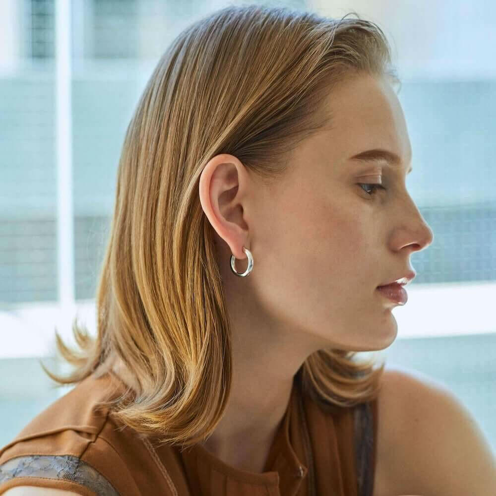 オーバルフープピアス M シルバー 着用画像 | ジャケットスタイルにも合う知的でモードなデザイン