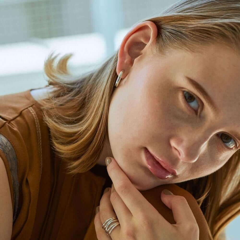 オーバルフープピアス M シルバー 正面 | 縦のラインを強調し顔周りをすっきり見せるオーバル型