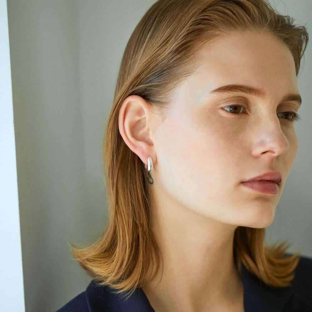 オーバルフープピアス S シルバー 着用画像 | 知的でシャープな印象を与える縦長フープピアス