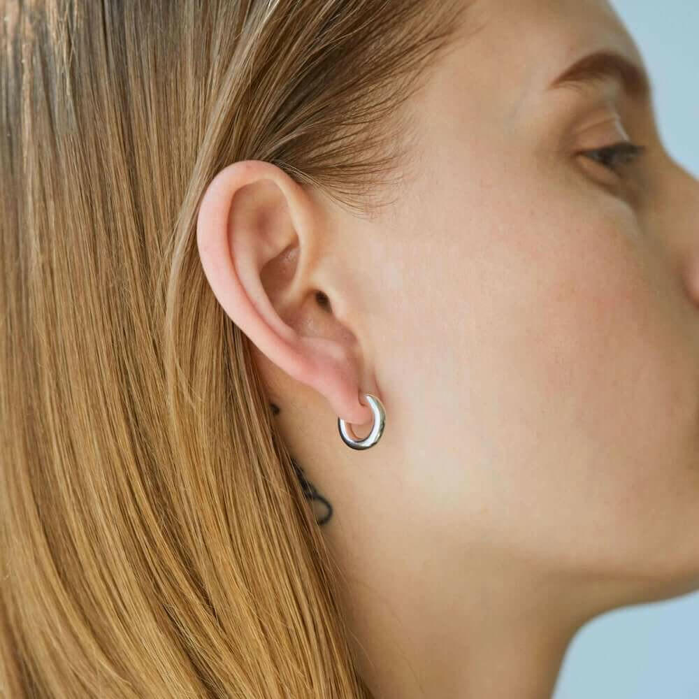 オーバルフープピアス S シルバー 横顔 | 耳元をすっきりと見せるクラシカルなオーバルシェイプ